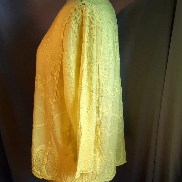 NWT! Women's Yellow Top Embroidered by Studio JPR - Picture 5 of 12